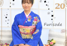 青水色紫地と白ピンク小花の振袖のお嬢様