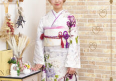 ホワイト地に牡丹の柄が美しい振袖のお嬢様 ホワイト地に牡丹の柄が美しい振袖のお嬢様