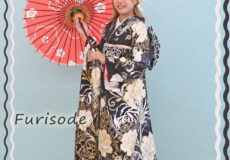 黒地に白い大輪のバラ＆蝶の振袖と素敵な笑顔